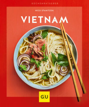 Der GU Küchenratgeber Vietnam  einfach lecker essen!Dieses Buch ist für Sie geeignet, wenn Sie ein Fan der vietnamesischen Küche sind und selbst gern authentische Originalrezepte nachkochen wollen. einen leichten Einstieg in das Thema vietnamesische Küche suchen und in kürzester Zeit lernen wollen, wie Sie für sich selbst und ihre Freunde schmackhafte asiatische Gerichte zubereiten können. auf der Suche nach neuen kulinarischen Erfahrungen sind. Vietnam  eine Küche, in der garantiert keine Langeweile aufkommt! Der GU Küchenratgeber Vietnam bietet viele aufregende und abwechslungsreiche Gerichte von angenehm leicht, herrlich aromatisch oder schön bunt bis knackig frisch. Egal ob rollen, kochen, braten oder frittieren - dieses Kochbuch zeigt Ihnen schnell und einfach, wie es geht. Sie brauchen also nicht mehr weit zu reisen, um die vietnamesische Küche live zu erleben und zu schmecken. Die Rezepte in diesem Buch sind besonders alltagstauglich und so einfach wie noch nie. Der GU Küchenratgeber bietet die besten Originalrezepte, die unkompliziert, aber trotzdem raffiniert sind. Sie müssen kein Meisterkoch sein, um die Rezepte der authentischen, asiatischen Küche nachzukochen. Mithilfe des GU Küchenratgebers Vietnam sind die Rezepte Südostasiens für Sie in kürzester Zeit machbar. Sorgen Sie für die Extraportion Urlaubsfeeling in den eigenen vier Wänden und kochen Sie sich nach Vietnam! Die vietnamesische Küche zu Hause erlebenDas Buch ist in vier Kapitel aufgeteilt. Die Kapitel informieren Sie darüber, wie Suppen und Snacks, Fleisch- und Geflügelgerichte, Fisch und Meeresfrüchte sowie Gemüse und Tofu in der traditionellen vietnamesischen Küche zubereitet werden. Sie lernen wie sich zum Beispiel Reis-Vermicelli mit Rind, Pangasius in Karamellsauce oder vegetarische Sommerrollen mit Chillidip zubereiten lassen. Und der GU-Clou bietet bei ausgewählten Rezepten zusätzlich verblüffende Tipps und Tricks mit Aha-Effekt. Dank der ausklappbaren Schritt-für-Schritt-Anleitungen erfahren Sie alles Wichtige zum Rührbraten im Wok und der Zubereitung von perfektem Reis und haben die Inhalte bei den Rezepten immer im Blick. Zusätzlich bietet der Ratgeber Tipps zu vietnamesischen Lebensmitteln, den wichtigsten Kochutensilien und den besten Geschmackskombis für das perfekte Vietnam-Aroma. Der Autor Nico Stanitzok ist diätetisch geschulter Koch. Er lebt und arbeitet in seiner Wahlheimat Thailand. Für ihn ist die Küche Südostasiens ein Paradies aus leichten, abwechslungsreichen Gerichten, die sich schnell und unkompliziert zubereiten lassen. Für den GU Küchenratgeber Vietnam hat er authentische Gerichte entwickelt, die Sie zu Hause einfach nachkochen können und die den Geschmack Südostasiens in Ihre Küche bringen. "Vietnam" ist erhältlich im Online-Buchshop Honighäuschen.