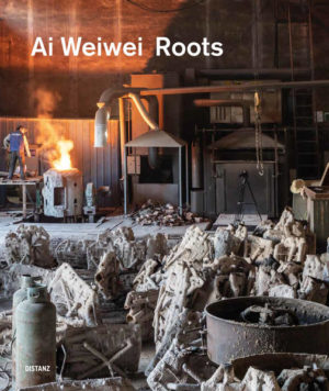 Honighäuschen (Bonn) - Skulpturen im Spannungsfeld von industrieller Produktion und Natur. Ai Weiwei (geb. 1957 in Peking, lebt und arbeitet in Cambridge und Berlin) zählt zu den bekanntesten Konzeptkünstlern weltweit. Mit seinen Installationen und Skulpturen macht der Künstler auf globale Missstände aufmerksam. So auch mit seiner neuen Werkserie Roots  raumgreifende Eisenskulpturen, die von den Wurzeln des in Brasilien vom Aussterben bedrohten Pequi-Baums abgegossen wurden. Diese mehr als 100 Jahre alten Giganten entdeckte der Künstler auf einer Reise durch die Regenwälder von Bahia und setzte sie erstmals für die Ausstellung Raiz im OCA-Pavillon in São Paulo (2018) zu skulpturalen Kompositionen zusammen. Nach der Ausstellung wurden die hölzernen Skulpturen abgeformt und in Eisen gegossen. Entstanden ist ein Werkkomplex, mit dem der Künstler bildstarke Fragen über die Folgen von Industrialisierung und Globalisierung aufwirft. Angesichts der besorgniserregenden Zerstörung des Regenwaldes schafft Ai Weiwei einen relevanten künstlerischen Beitrag zur Diskussion um den Klimawandel. Das Buch dokumentiert die Entstehung der kolossalen Wurzelskulpturen. Die Texte von Bob Bloomfield, Marcello Dantas, Robert Macfarlane, Peter-Klaus Schuster, Lilia Moritz Schwarcz, Günther Vogt und Christina Yu Yu spannen einen breiten Bogen von Anthropologie und Soziologie über chinesische und europäische Geschichte hin zu Botanik und Ökologie.