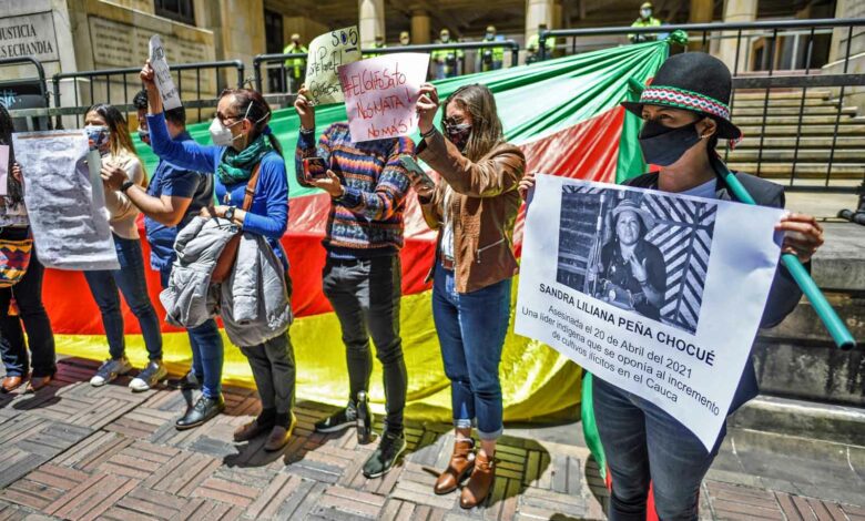 Menschen protestieren am 20. April 2021 vor dem Gebäude des Obersten Gerichtshofs in Bogota gegen die Verwendung von Glyphosat als Herbizid beim Sprühen aus der Luft gegen illegale Pflanzen. / AFP / Juan BARRETO