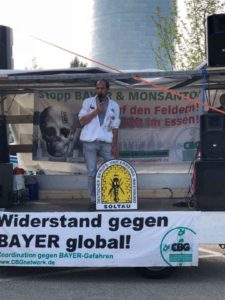 Imkermeister Klaus Ahrens bei der Rede anläßlich einer Demo gegen den Agrarkonzern Bayer