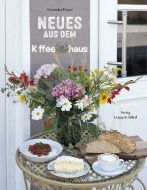 Es gibt Neues aus dem kleinen Café in Kirchentellinsfurt bei Tübingen. Alexandra Pieper hat ihren Traum vom eigenen Café hier 2012 verwirklicht, und sie liebt ihren Job noch immer wie am ersten Tag. Nach Erscheinen ihres ersten Buches 2017 mit Lieblingsrezepten und Anekdoten aus dem Kffeehaus-Alltag, ließ sie sich aus der ganzen Welt und von vielen Freunden und Gästen inspirieren neue Rezepte zu sammeln und selbst zu kreieren. So entstand nun drei Jahre später das zweite Buch mit Kuchen, Aufstrichen, herzhaften Gerichten, Suppen und vielen Kleinigkeiten, die von den Kffeehaus-Gästen so sehr geschätzt werden. "Neues aus dem Kffeehaus" ist erhältlich im Online-Buchshop Honighäuschen.